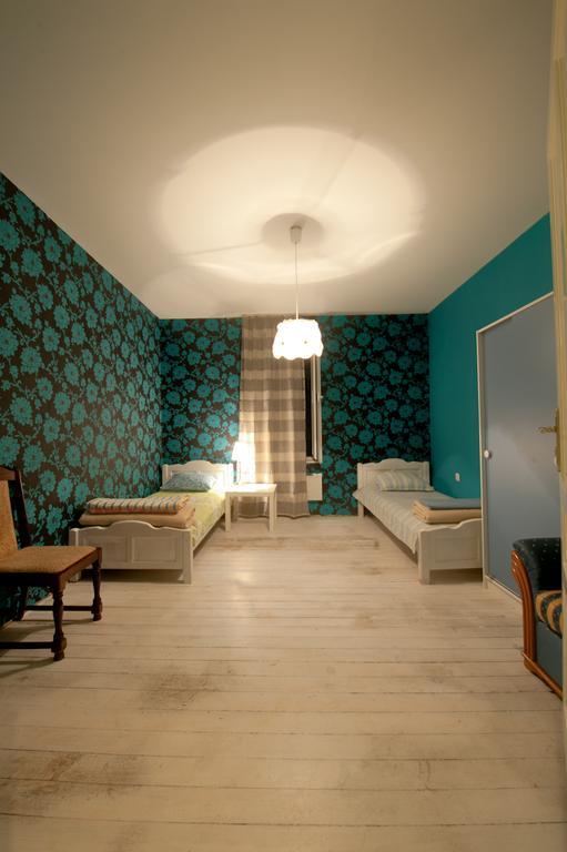 Yha Levitt Smart Sofia